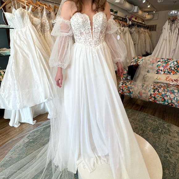 White Detachable Tulle Bridal Sleeves - Stella York - Picture 6 of 7